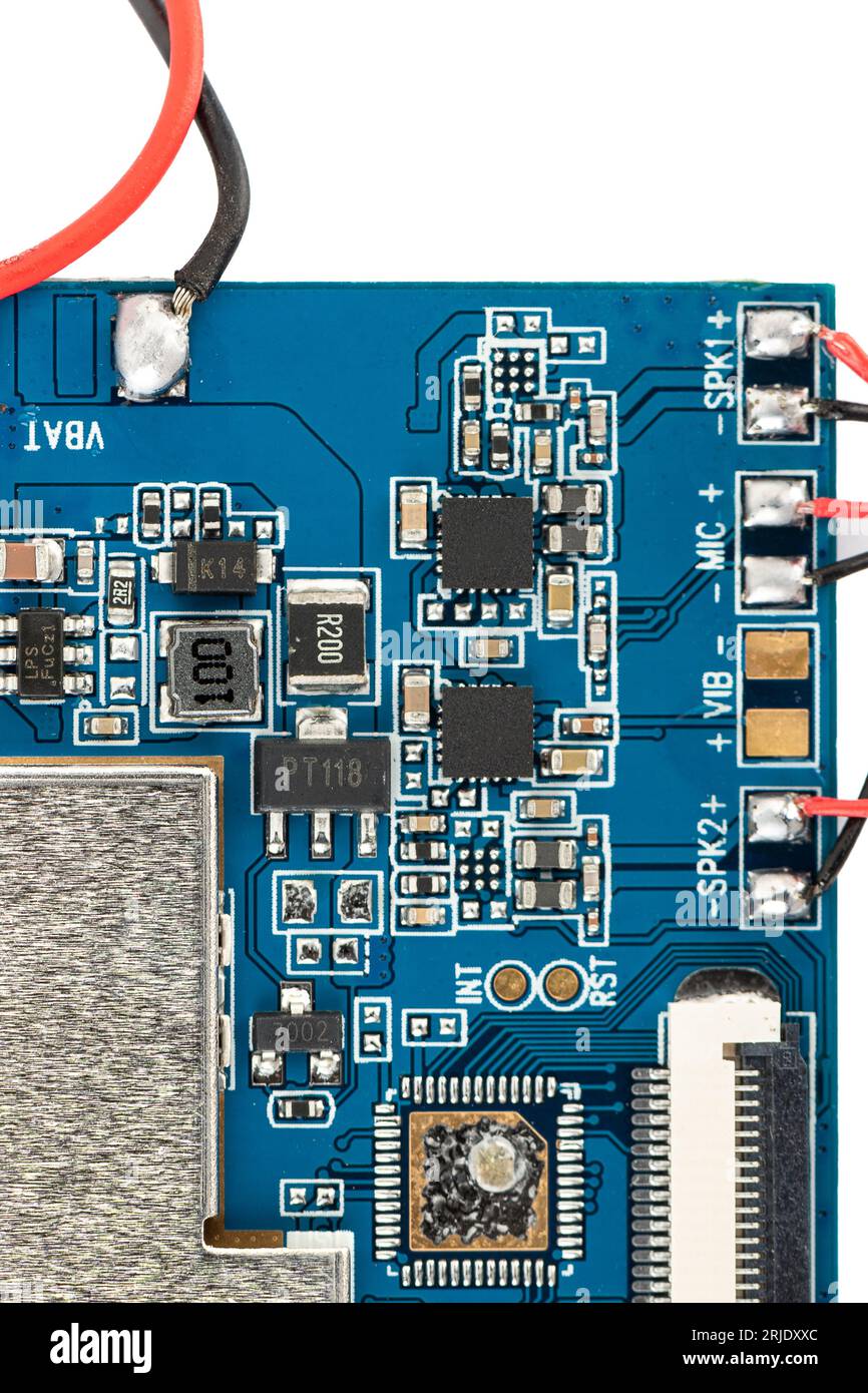 Mikroschaltungen, Widerstände, gelötete Drähte auf einer blauen Elektronikplatine. Weißer Hintergrund, Kopierraum. Stockfoto