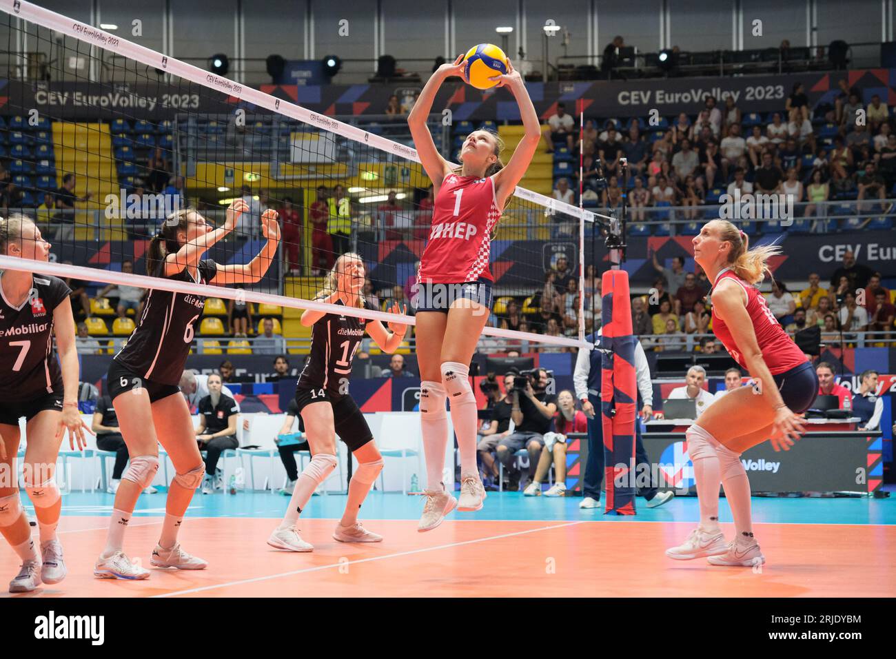 Turin, Italien. August 2023. Rene Sain aus Kroatien wurde während der CEV EuroVolley 2023 Women Final Round zwischen Kroatien und der Schweiz in der Gianni Asti Sports Hall in Aktion gesehen. Endstand; Kroatien 1:3 Schweiz. (Foto: Davide Di Lalla/SOPA Images/SIPA USA) Credit: SIPA USA/Alamy Live News Stockfoto