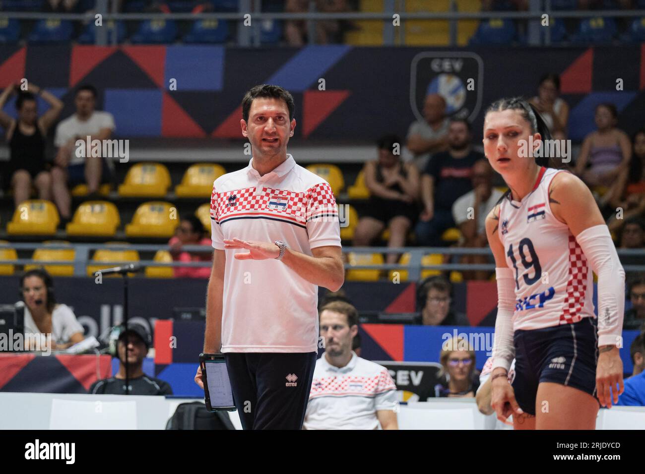 Turin, Italien. August 2023. Ferhat Akba?, der Cheftrainer Kroatiens, der während der CEV EuroVolley 2023 Women Final Round zwischen Kroatien und der Schweiz in der Gianni Asti Sports Hall gesehen wurde. Endstand; Kroatien 1:3 Schweiz. (Foto: Davide Di Lalla/SOPA Images/SIPA USA) Credit: SIPA USA/Alamy Live News Stockfoto