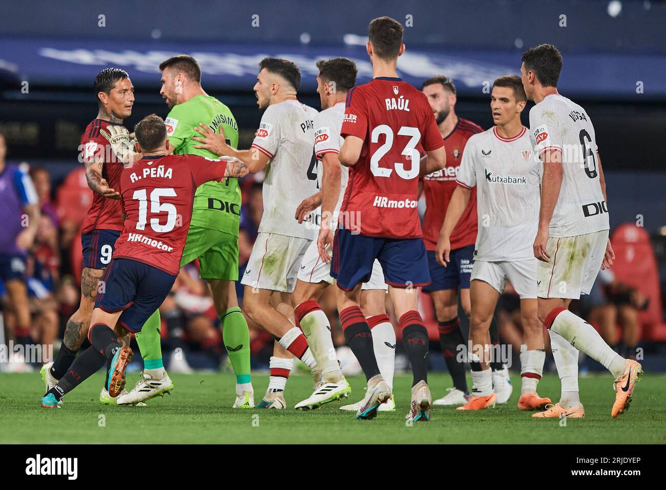 Chimy Avila von CA Osasuna zum Zeitpunkt Ihrer Vertreibung während des La Liga EA Sports Match zwischen CA Osasuna und Athletic Club im El Sadar Stadium am Stockfoto