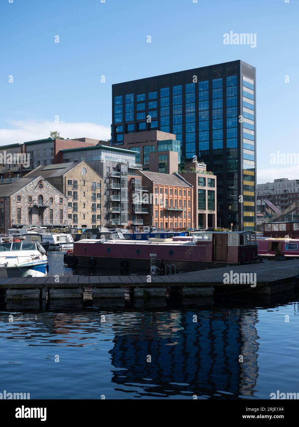 Gebäude mit Blick auf den Grand Canal Dock in Dublin, Irland. Stockfoto