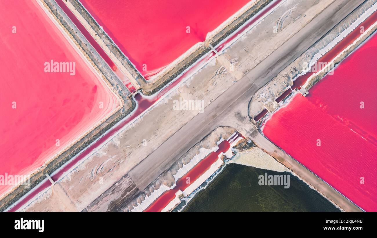 Blick auf den rosa Salzsee aus der Vogelperspektive. Salzproduktionsanlagen verdampften den Salzteich in einem Salzsee. Salin de Giraud Salinen in der Camargue in der Provence Stockfoto