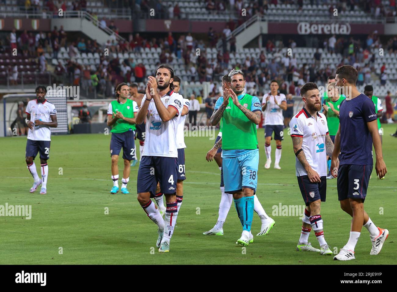 Turin, Italien. August 2023. Italien, Turin, 21. August 2023: Alberto Dossena (Cagliari Verteidiger) begrüßt die Fans am Ende des Fußballspiels Torino vs Cagliari, Serie A 2023-2024 Tag 1, Stadio Olimpico (Foto: Fabrizio Andrea Bertani/Pacific Press/SIPA USA) Credit: SIPA USA/Alamy Live News Stockfoto