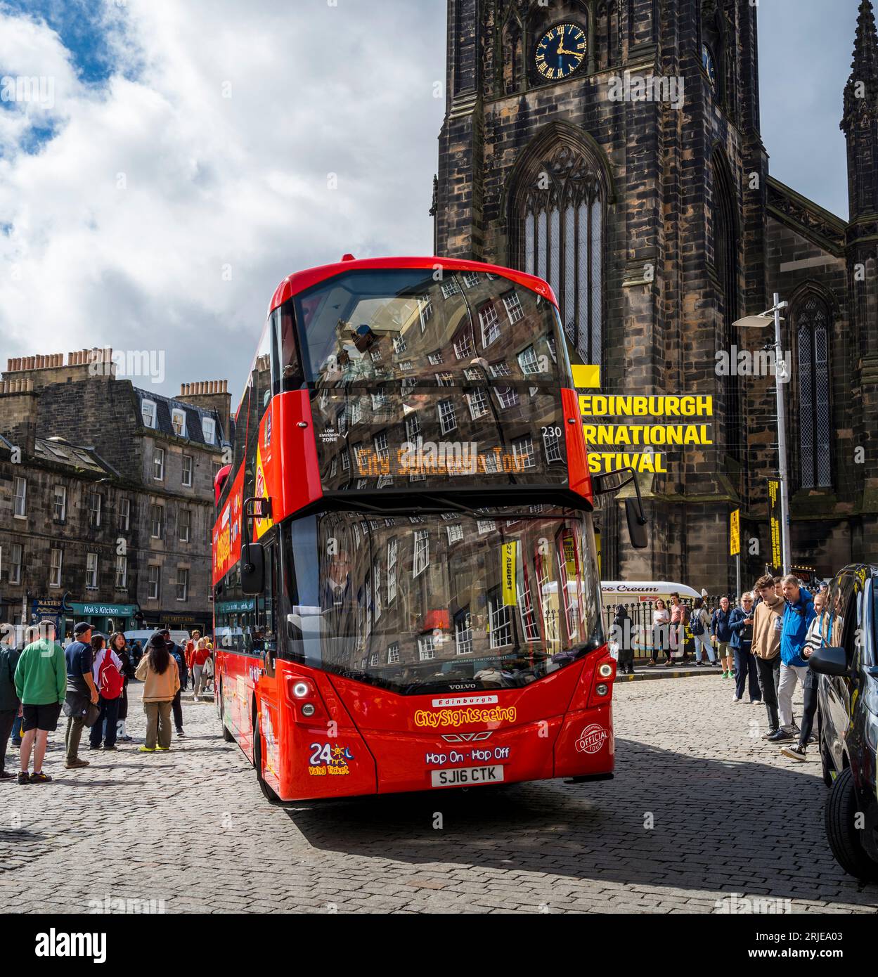 Eine Szene in Edinburghs Royal Mile während der letzten Woche des Edinburgh Festival Fringe 2023. Stockfoto