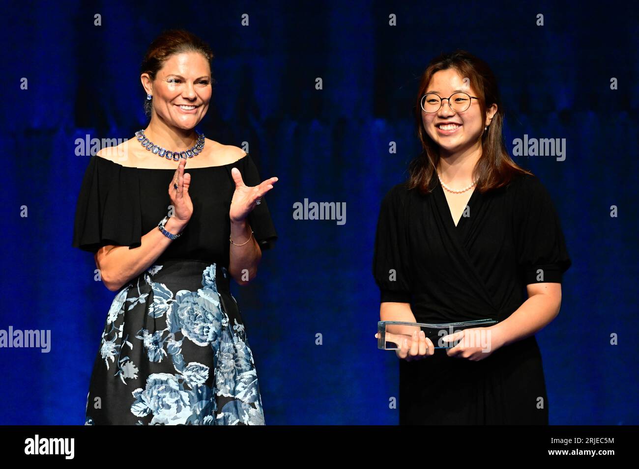 STOCKHOLM 20230822 Kronprinzessin Victoria vergibt den Stockholm Junior Water Prize 2023 an Naomi Park, USA, für ihre Forschung zur Entfernung von Kohlendioxid und Ölprodukten aus dem Meer im Stockholm Waterfront Congress Centre, Schweden, 22. August 2023. Foto Jonas Ekstromer / TT / Code 10030 Stockfoto