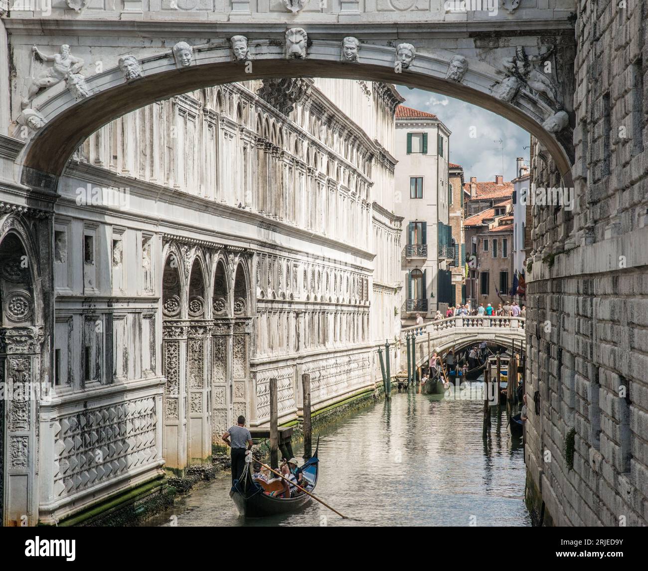 Unter der Seufzerbrücke in Venedig, Italien Stockfoto