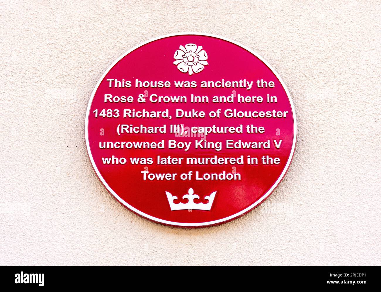 Historische Gedenktafel an der Wand des ehemaligen Rose & Crown Inn, High Street, Stony Stratford, Buckinghamshire, England, Vereinigtes Königreich Stockfoto