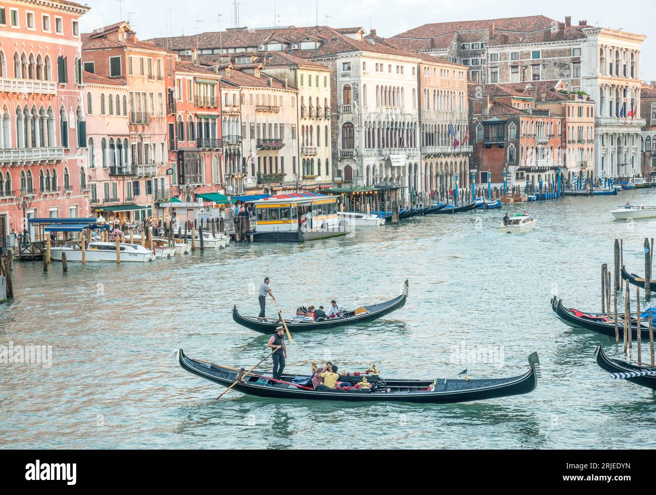 Gondeln auf dem Canal Grande in Venedig, Italien Stockfoto