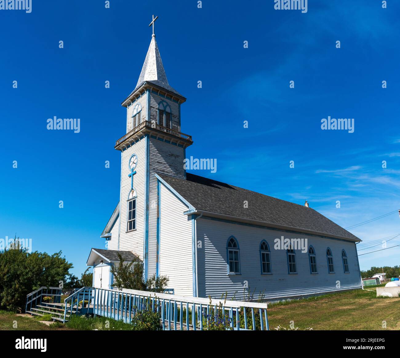 Fort Providence, NT Canada - 11. August 2022: Die Kirche Our Lady of Providence steht hoch vor einem blauen Himmelshintergrund in Fort Providence, Nordwest-Terri Stockfoto