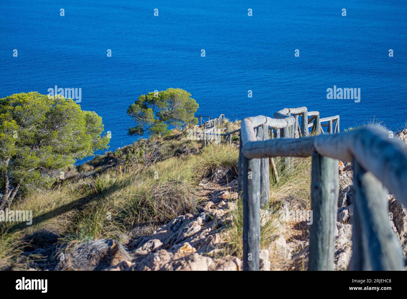 Zaun vor dem Torre Vigia de Cerro Gordo, einem Wachturm, der nach Piraten Ausschau hält. La Herradura, Andulasia, Südspanien Stockfoto