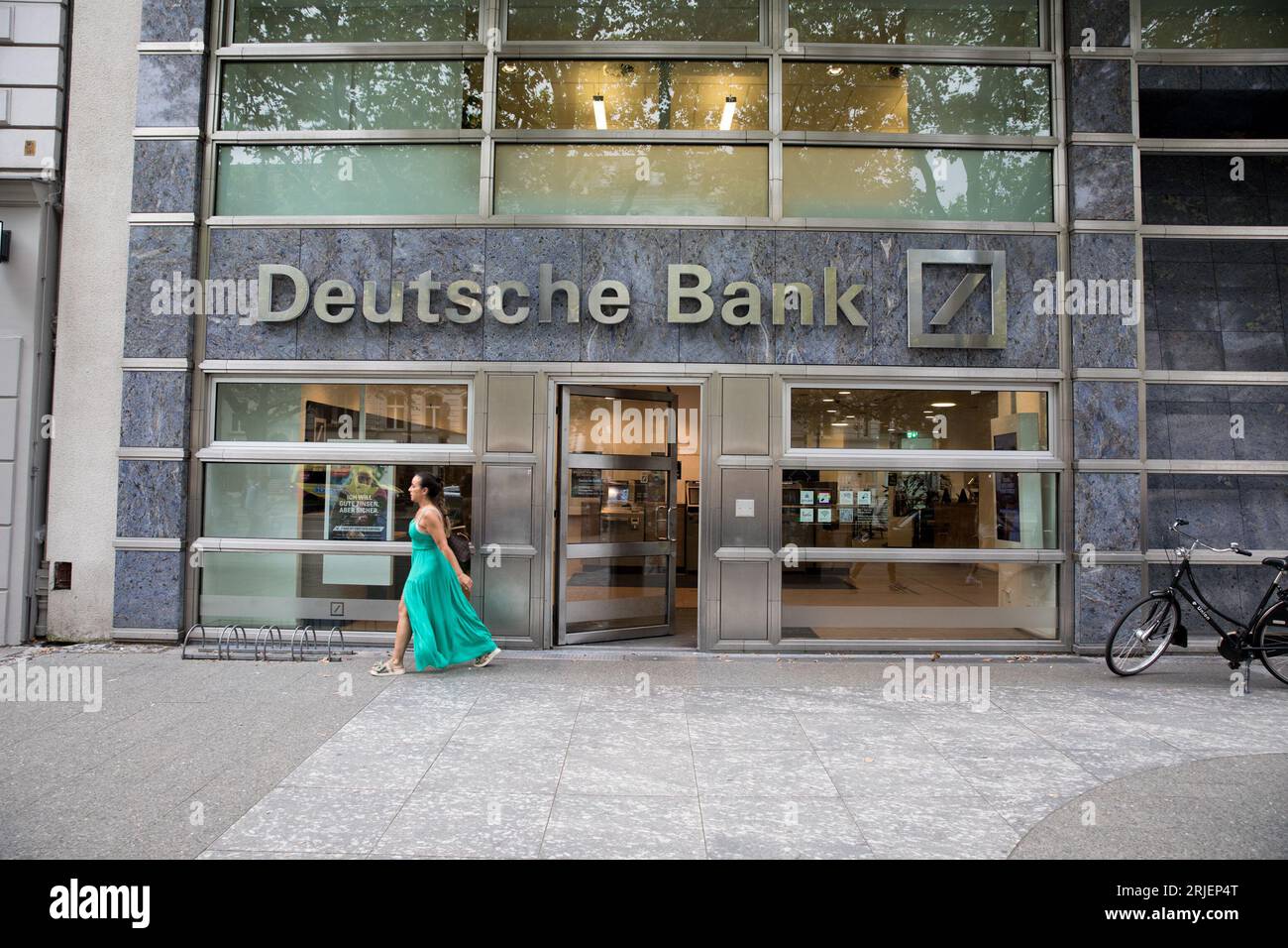 Berlin, Deutschland. August 2023. Am 22. August 2023 stand das Gebäude der Deutschen Bank am Kurfürstendamm 28 in Berlin inmitten der deutschen Wirtschaftskrise. Trotz der Bemühungen, durch turbulente Gewässer zu navigieren, blieb das saisonbereinigte reale Bruttoinlandsprodukt (BIP) des Landes im zweiten Quartal 2023 unverändert und spiegelte die Performance des Vorquartals wider. Dieser Mangel an Wachstum ist auf eine geschwächte Auslandsnachfrage und steigende Finanzierungskosten zurückzuführen. (Foto: Michael Kuenne/PRESSCOV/SIPA USA) Credit: SIPA USA/Alamy Live News Stockfoto