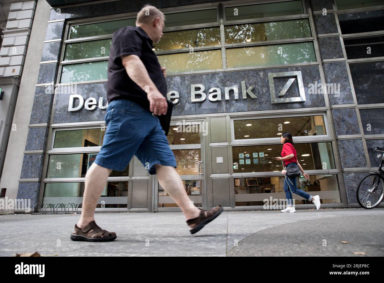 Berlin, Deutschland. August 2023. Am 22. August 2023 stand das Gebäude der Deutschen Bank am Kurfürstendamm 28 in Berlin inmitten der deutschen Wirtschaftskrise. Trotz der Bemühungen, durch turbulente Gewässer zu navigieren, blieb das saisonbereinigte reale Bruttoinlandsprodukt (BIP) des Landes im zweiten Quartal 2023 unverändert und spiegelte die Performance des Vorquartals wider. Dieser Mangel an Wachstum ist auf eine geschwächte Auslandsnachfrage und steigende Finanzierungskosten zurückzuführen. (Foto: Michael Kuenne/PRESSCOV/SIPA USA) Credit: SIPA USA/Alamy Live News Stockfoto