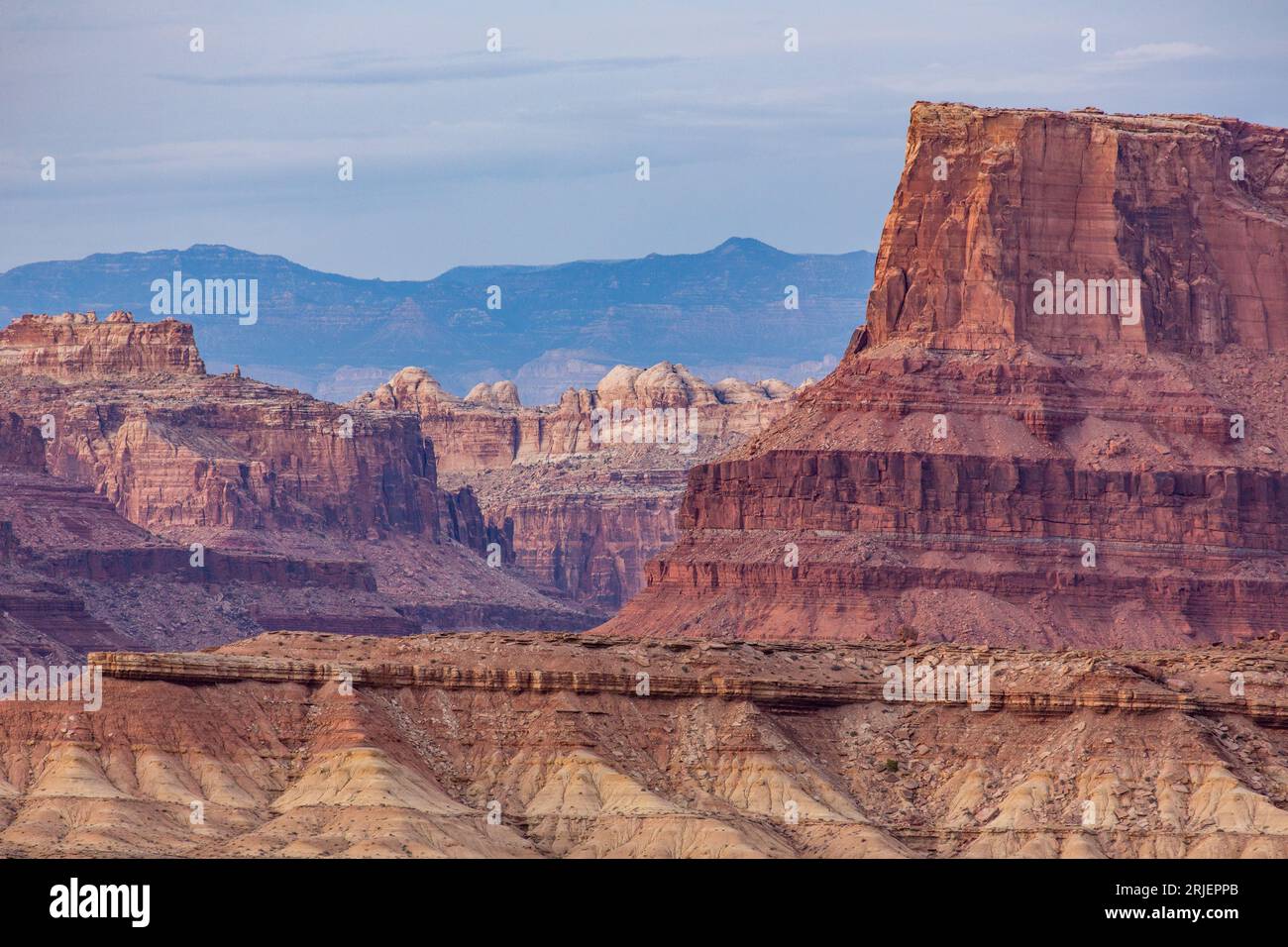 Das zerklüftete San Rafael Reef am östlichen Rand des San Rafael entspringt im südlichen Zentrum von Utah. In der Entfernung befinden sich die Book Cliffs. Stockfoto