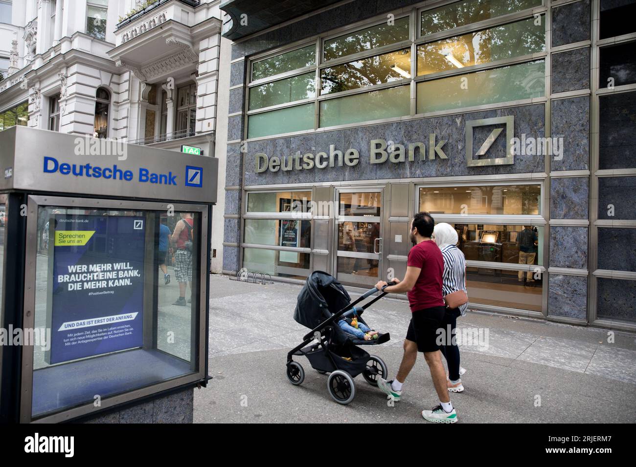 Berlin, Deutschland. August 2023. Am 22. August 2023 stand das Gebäude der Deutschen Bank am Kurfürstendamm 28 in Berlin inmitten der deutschen Wirtschaftskrise. Trotz der Bemühungen, durch turbulente Gewässer zu navigieren, blieb das saisonbereinigte reale Bruttoinlandsprodukt (BIP) des Landes im zweiten Quartal 2023 unverändert und spiegelte die Performance des Vorquartals wider. Dieser Mangel an Wachstum ist auf eine geschwächte Auslandsnachfrage und steigende Finanzierungskosten zurückzuführen. (Bild: © Michael Kuenne/PRESSCOV über ZUMA Press Wire) NUR REDAKTIONELLE VERWENDUNG! Nicht für kommerzielle ZWECKE! Stockfoto