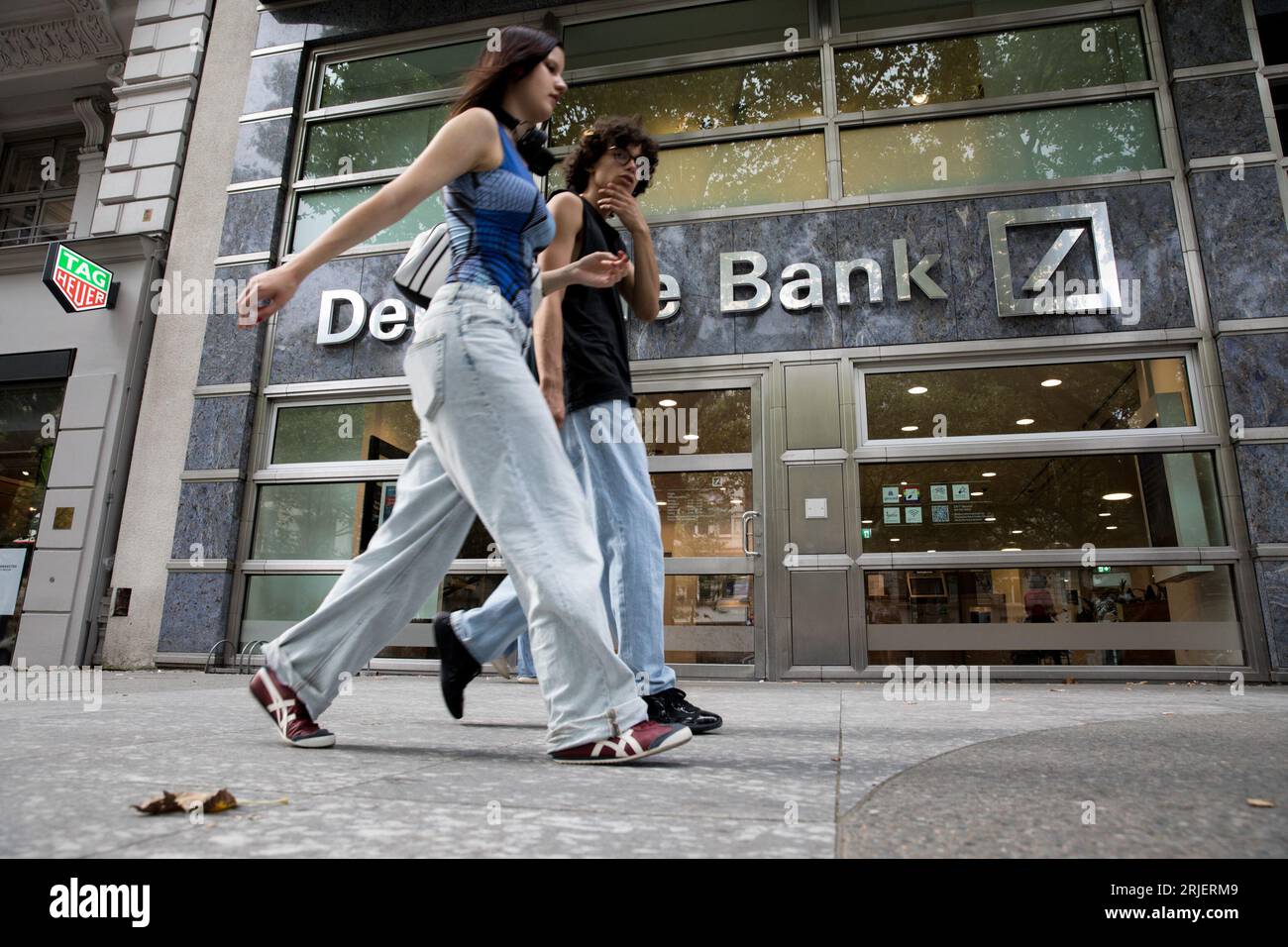 Berlin, Deutschland. August 2023. Am 22. August 2023 stand das Gebäude der Deutschen Bank am Kurfürstendamm 28 in Berlin inmitten der deutschen Wirtschaftskrise. Trotz der Bemühungen, durch turbulente Gewässer zu navigieren, blieb das saisonbereinigte reale Bruttoinlandsprodukt (BIP) des Landes im zweiten Quartal 2023 unverändert und spiegelte die Performance des Vorquartals wider. Dieser Mangel an Wachstum ist auf eine geschwächte Auslandsnachfrage und steigende Finanzierungskosten zurückzuführen. (Bild: © Michael Kuenne/PRESSCOV über ZUMA Press Wire) NUR REDAKTIONELLE VERWENDUNG! Nicht für kommerzielle ZWECKE! Stockfoto