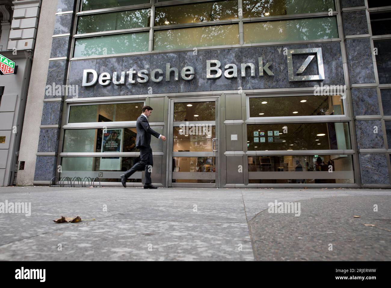 Berlin, Deutschland. August 2023. Am 22. August 2023 stand das Gebäude der Deutschen Bank am Kurfürstendamm 28 in Berlin inmitten der deutschen Wirtschaftskrise. Trotz der Bemühungen, durch turbulente Gewässer zu navigieren, blieb das saisonbereinigte reale Bruttoinlandsprodukt (BIP) des Landes im zweiten Quartal 2023 unverändert und spiegelte die Performance des Vorquartals wider. Dieser Mangel an Wachstum ist auf eine geschwächte Auslandsnachfrage und steigende Finanzierungskosten zurückzuführen. (Bild: © Michael Kuenne/PRESSCOV über ZUMA Press Wire) NUR REDAKTIONELLE VERWENDUNG! Nicht für kommerzielle ZWECKE! Stockfoto