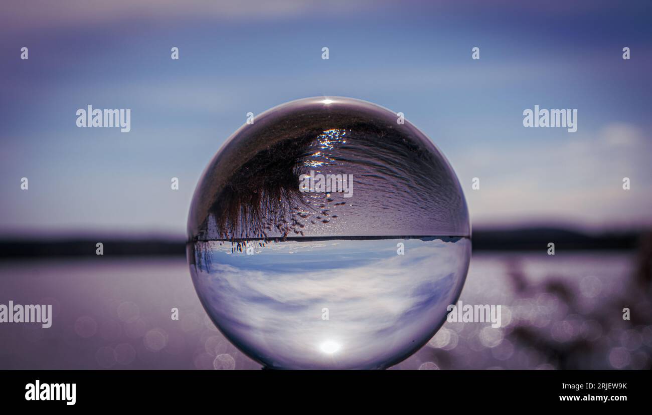 Reflexion der Wasseroberfläche in einer Kristallkugel. Stockfoto