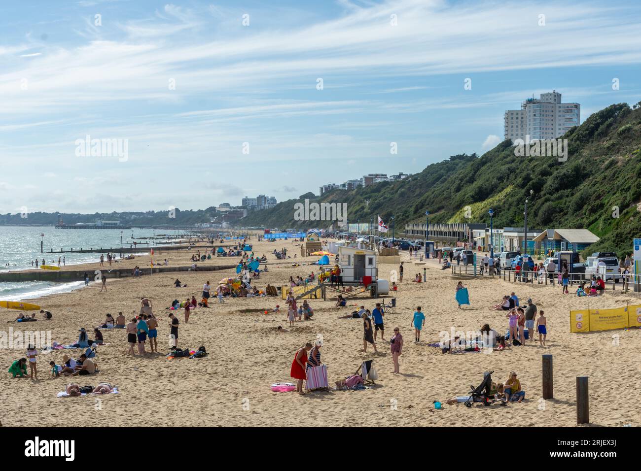 Boscombe, UK - 11. August 2023: People on Boscombe Beach. Stockfoto