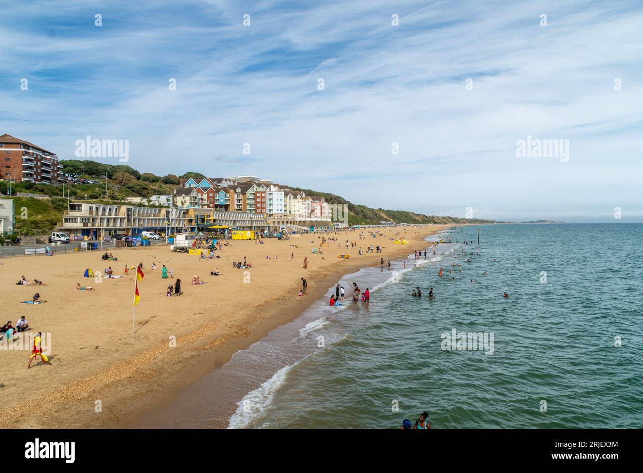 Boscombe, UK - 11. August 2023: People on Boscombe Beach. Stockfoto