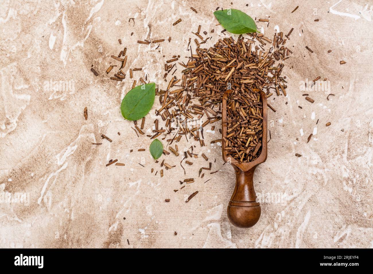 Trockener Hojicha-Grüntee Stockfoto