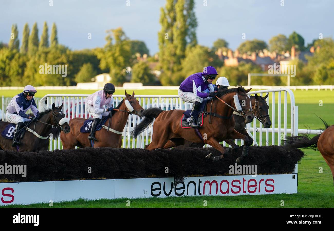 Craven Bay wurde von David Bass auf dem Weg zum Sieg beim Phil & Janet Robinson 41st Wedding Anniversary Maiden Hurdle Race bei Worcester Races geritten. Bilddatum: Dienstag, 22. August 2023. Stockfoto