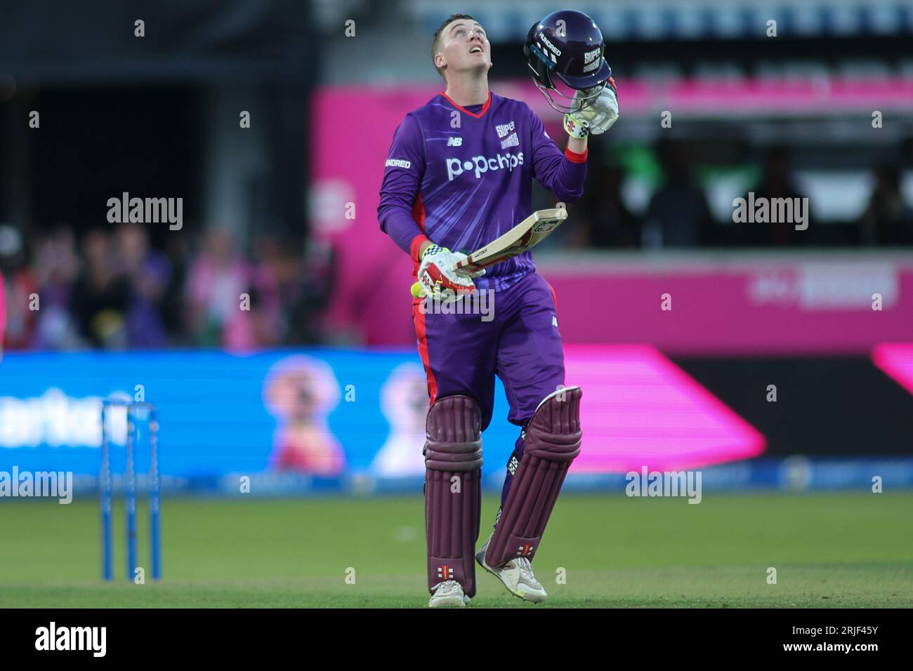 Clean Slate Headingley Stadium, Leeds, West Yorkshire, Großbritannien. August 2023. Northern Superchargers gegen Welsh Fire während des Hundert Double Headers im Clean Slate Headingley Stadium. Harry Brook erreicht sein Jahrhundert für Northern Superchargers Credit: Touchlinepics/Alamy Live News Stockfoto