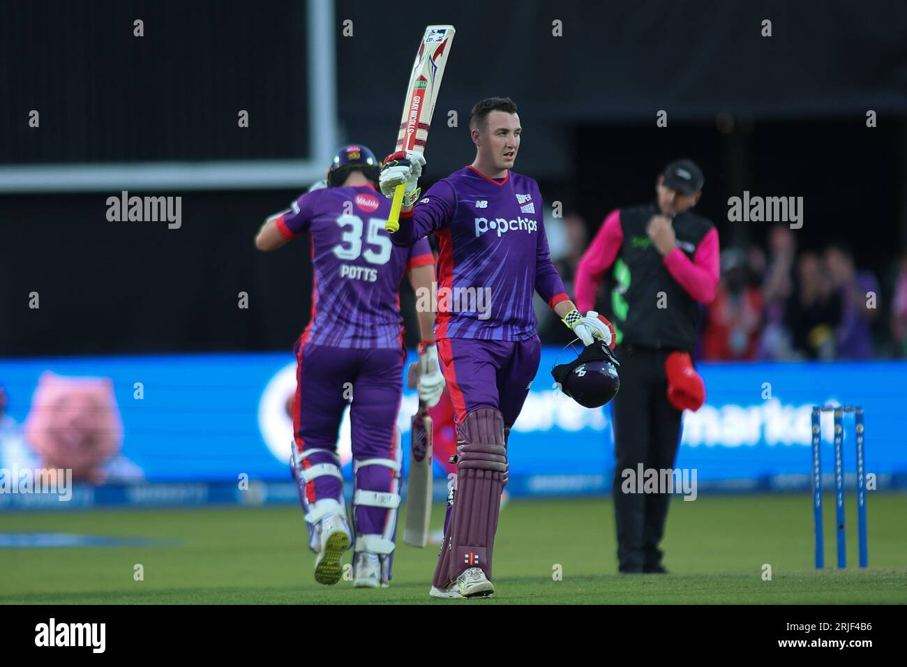 Clean Slate Headingley Stadium, Leeds, West Yorkshire, Großbritannien. August 2023. Northern Superchargers gegen Welsh Fire während des Hundert Double Headers im Clean Slate Headingley Stadium. Harry Brook erreicht sein Jahrhundert für Northern Superchargers Credit: Touchlinepics/Alamy Live News Stockfoto