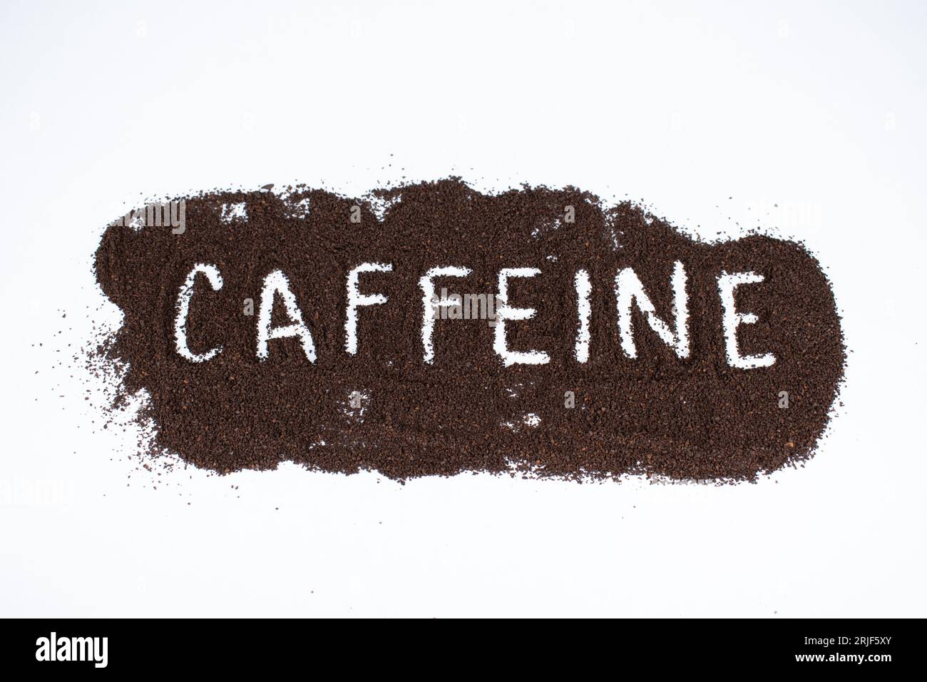 Coffein in einem Haufen dunkler Röstkaffee geschrieben Stockfoto