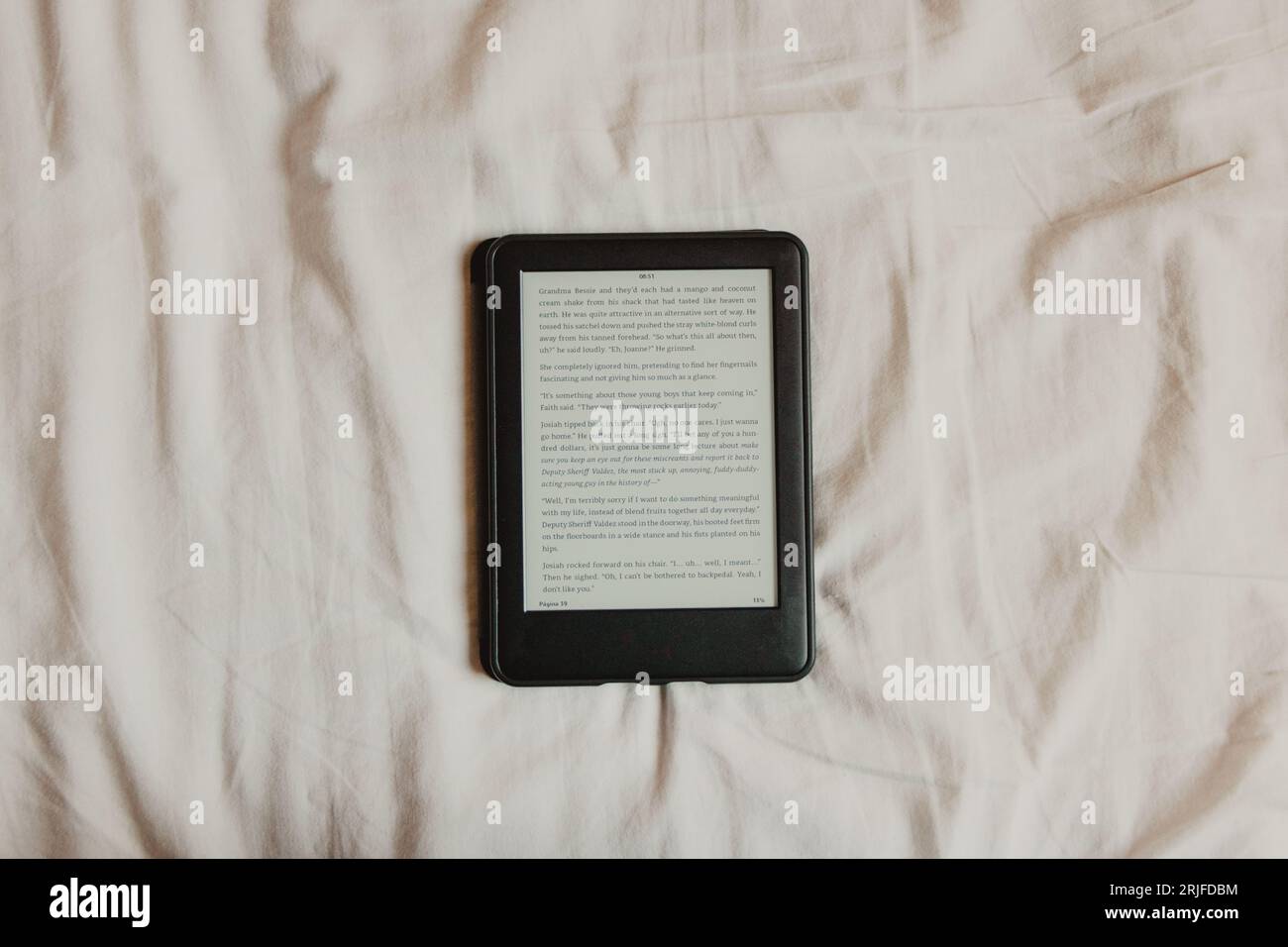 Schwarzes E-Reader mit Blatthintergrund Stockfoto