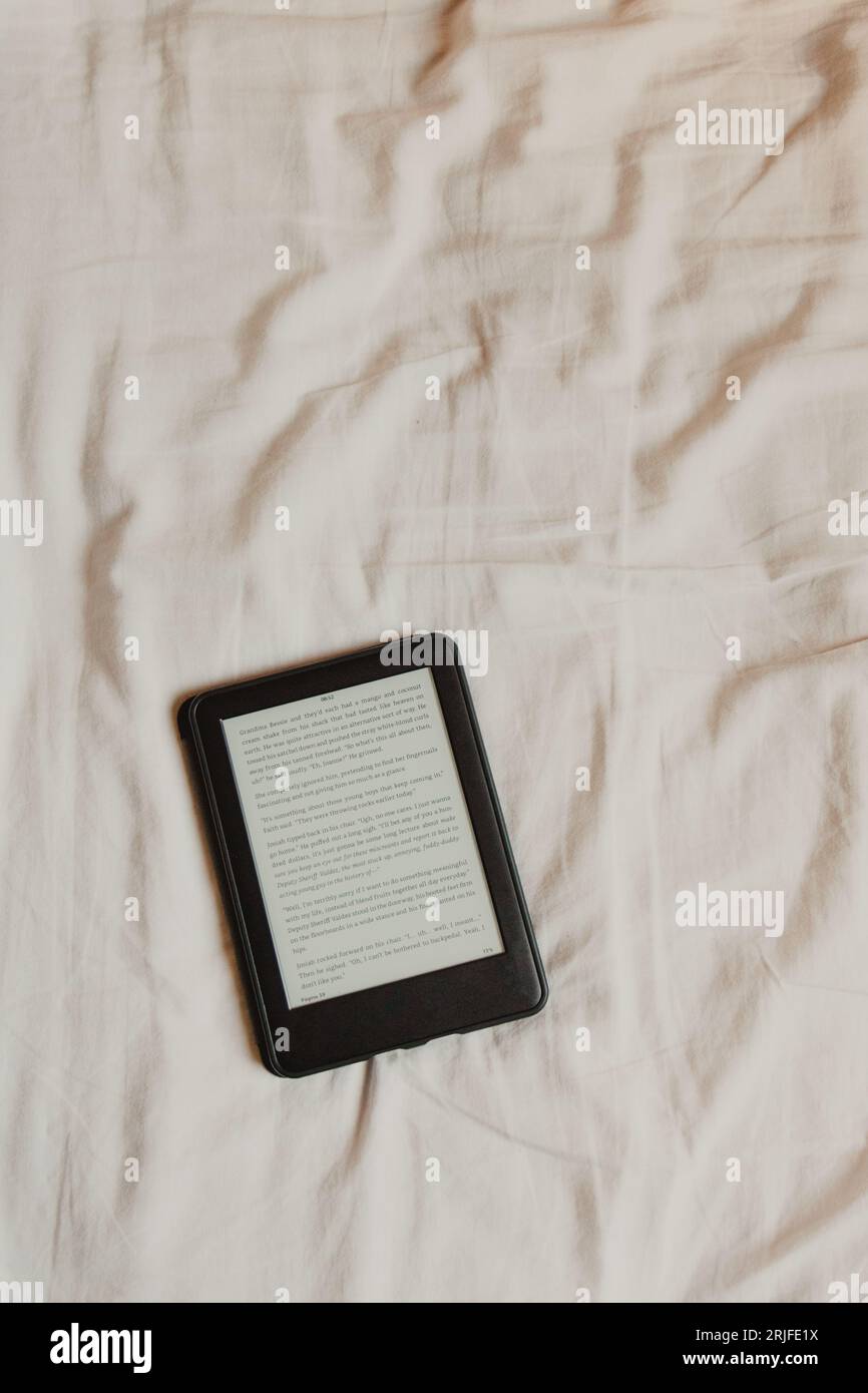 Konzept des Lesens von E-Reader im Bett Stockfoto