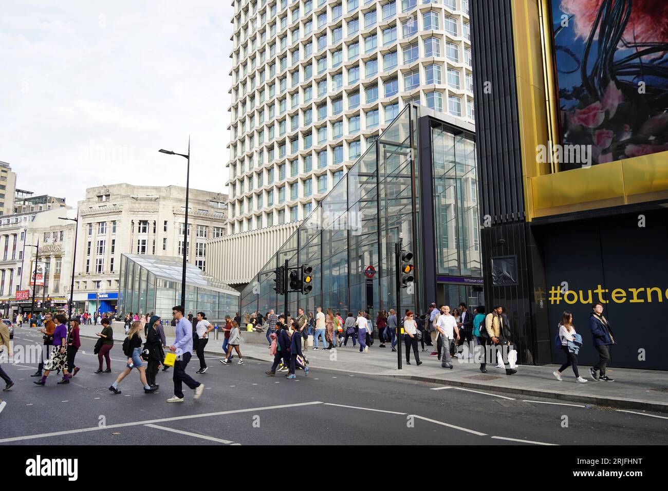 London, Großbritannien - Oktober 2022: Die Massen in der Nähe der U-Bahnstation Tottenham Court Road in London mit dem Centre Point Tower im Hintergrund Stockfoto