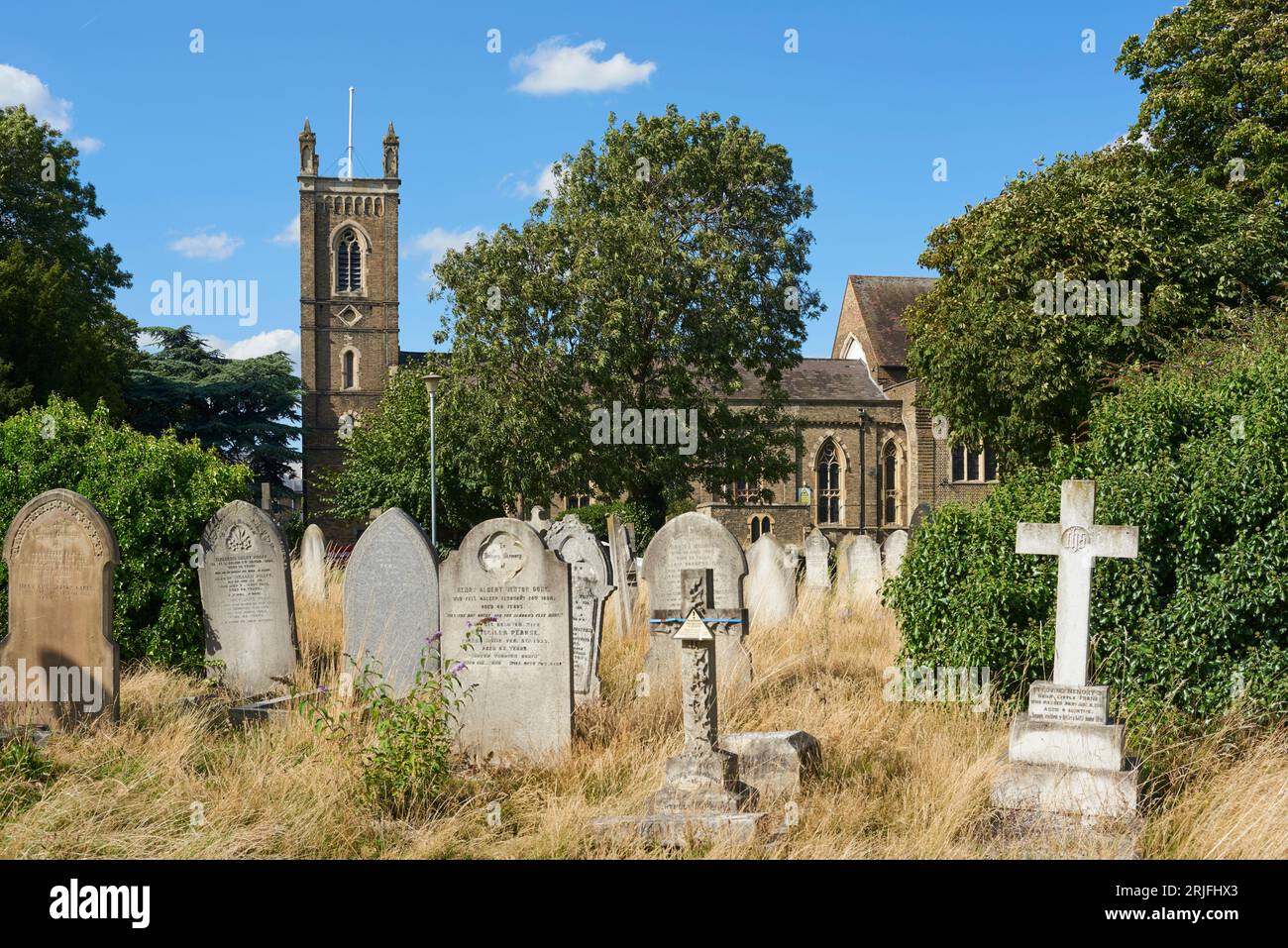 Die Kirche St Mary the Virgin aus dem frühen 19. Jahrhundert in Ilford, East London, Großbritannien, wurde vom angrenzenden Friedhof Great Ilford aus gesehen Stockfoto