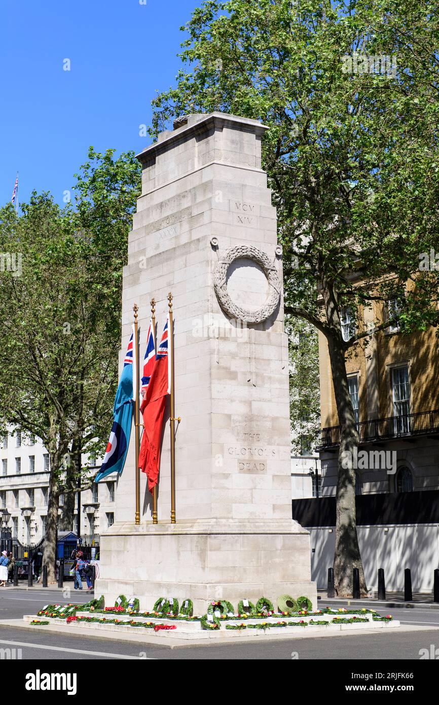 Das vom Architekten Sir Edwin Lutyens entworfene Cenotaph-Kriegsmahnmal erinnert an die britischen und Commonwealth-Toten in beiden Weltkriegen und anderen Milita Stockfoto