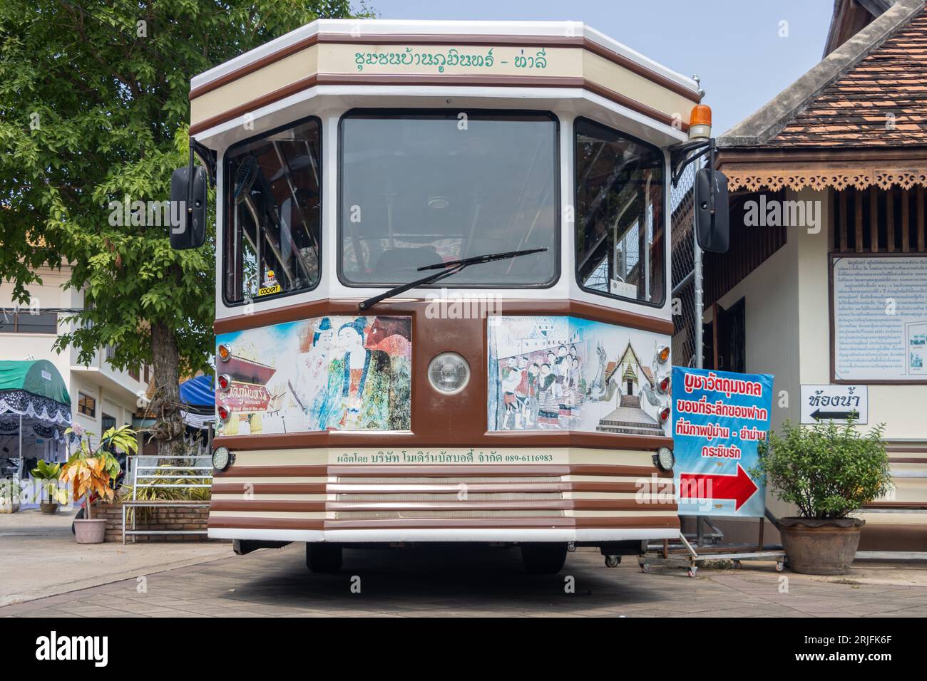 NAN, THAILAND, 19. MAI 2023, Touristenbus in Nan, Nordthailand Stockfoto
