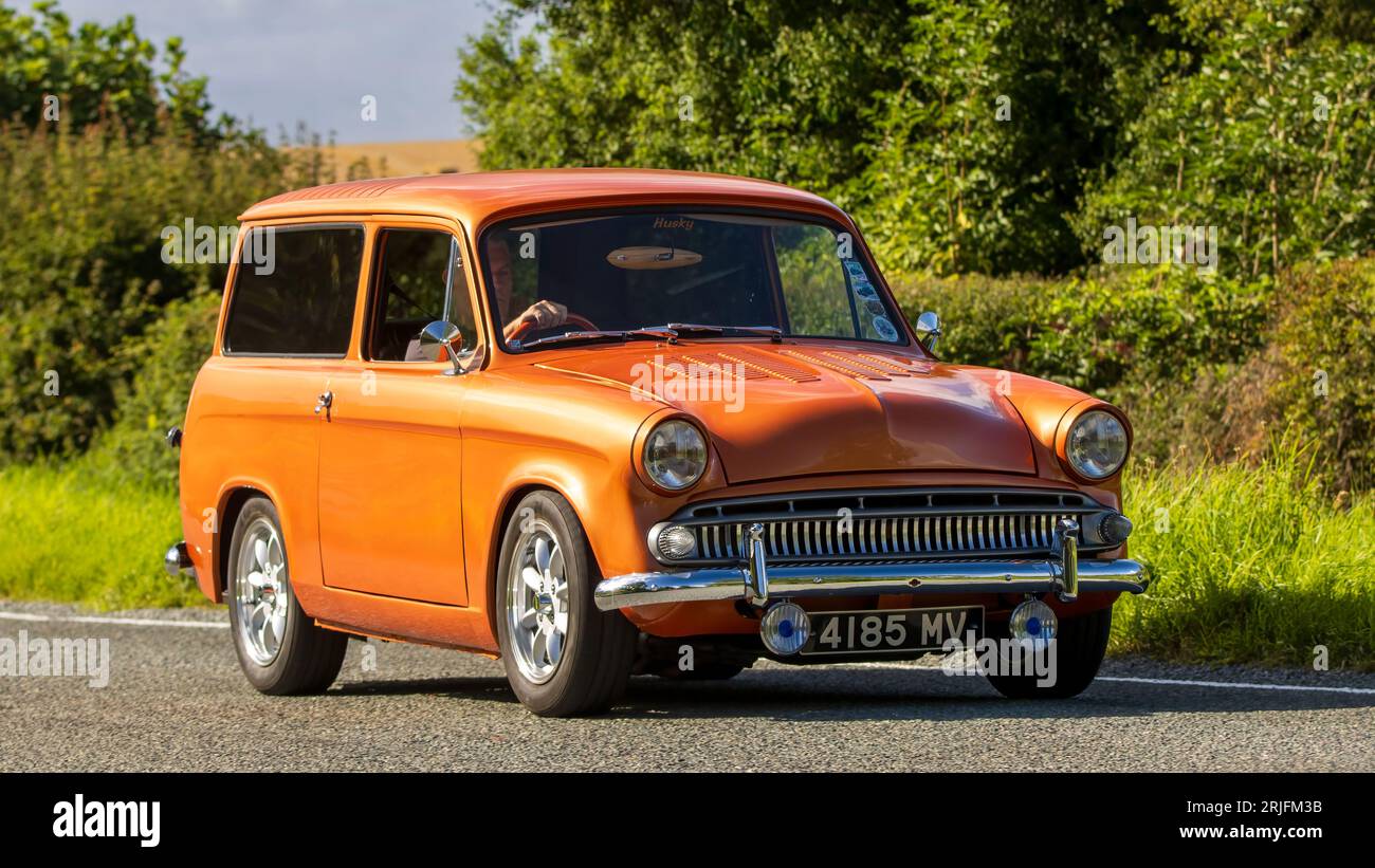 Woburn, Beds.UK - 19. August 2023: Orange 1960 Hillman Husky Oldtimer auf einer englischen Landstraße. Stockfoto