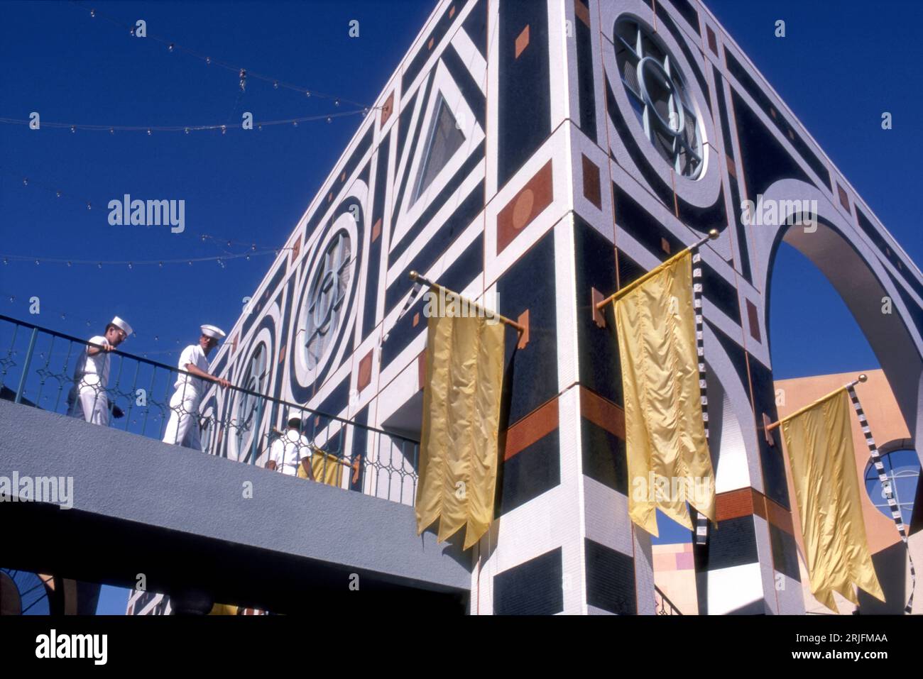 Segler von der nahe gelegenen Marinestützpunkt besuchen Horton Plaza in der Innenstadt von San Diego, Kalifornien, USA Stockfoto