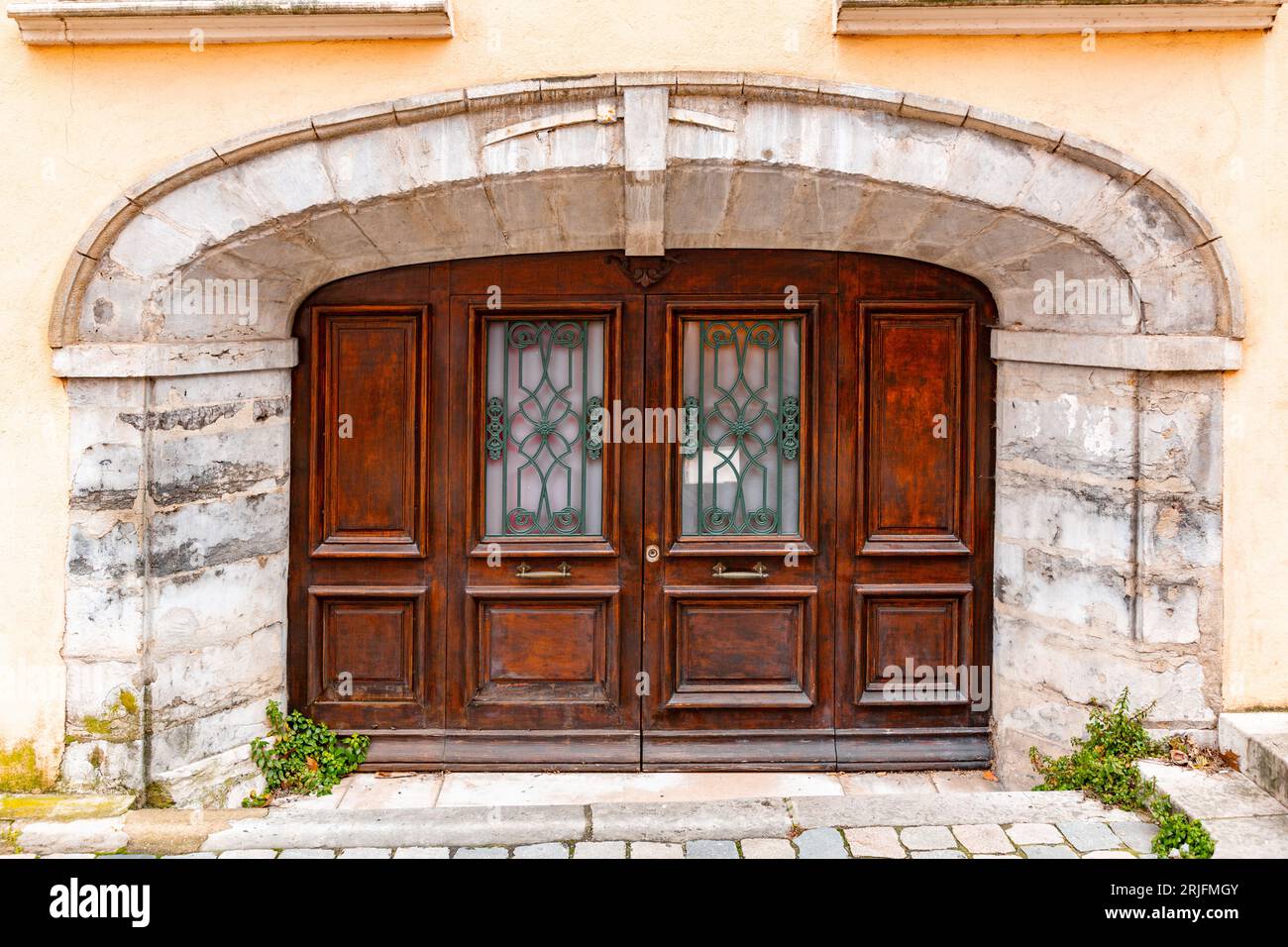 Alte und wunderschöne verzierte Tür, klassisches architektonisches Detail in Lyon, Frankreich Stockfoto