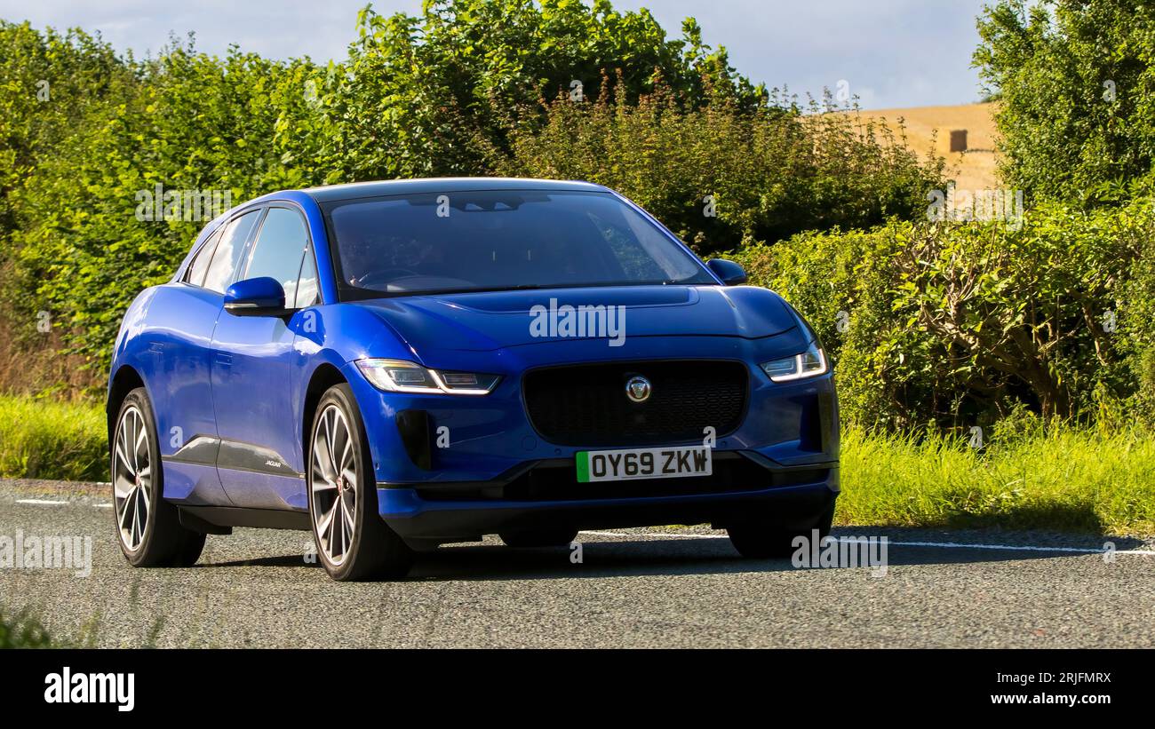 Woburn, Beds.UK - 19. August 2023: 2019 blaues Jaguar i-Pace Elektroauto auf einer englischen Landstraße. Stockfoto