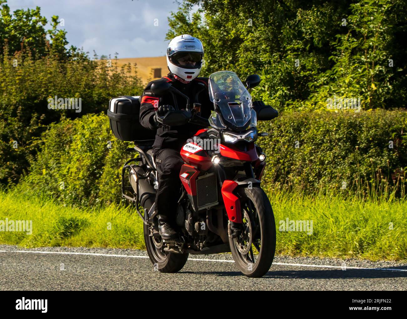 Woburn, Beds.UK - 19. August 2023: 2021 rotes Motorrad Triumph Tiger 900 GT Pro auf einer englischen Landstraße. Stockfoto