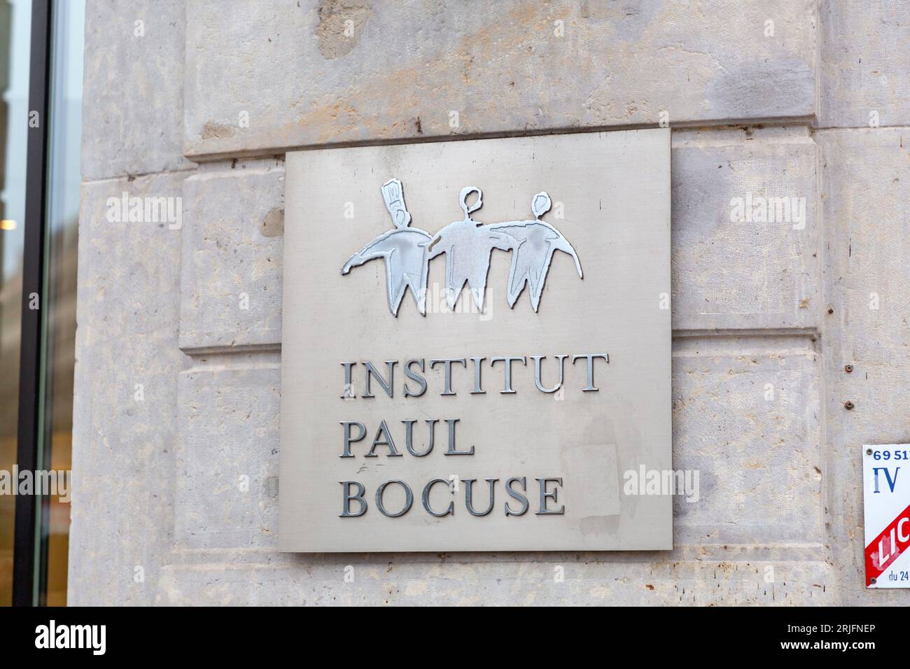 Lyon, Frankreich - 25. Januar 2022: Eintritt in die Paul Bocuse Insititute, eine kulinarische Schule, die nach dem legendären Lyonnais-Koch Paul Bocuse benannt ist. Stockfoto