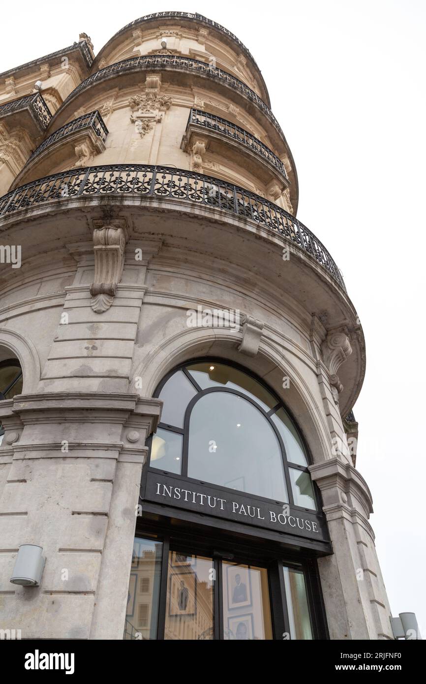 Lyon, Frankreich - 25. Januar 2022: Eintritt in die Paul Bocuse Insititute, eine kulinarische Schule, die nach dem legendären Lyonnais-Koch Paul Bocuse benannt ist. Stockfoto