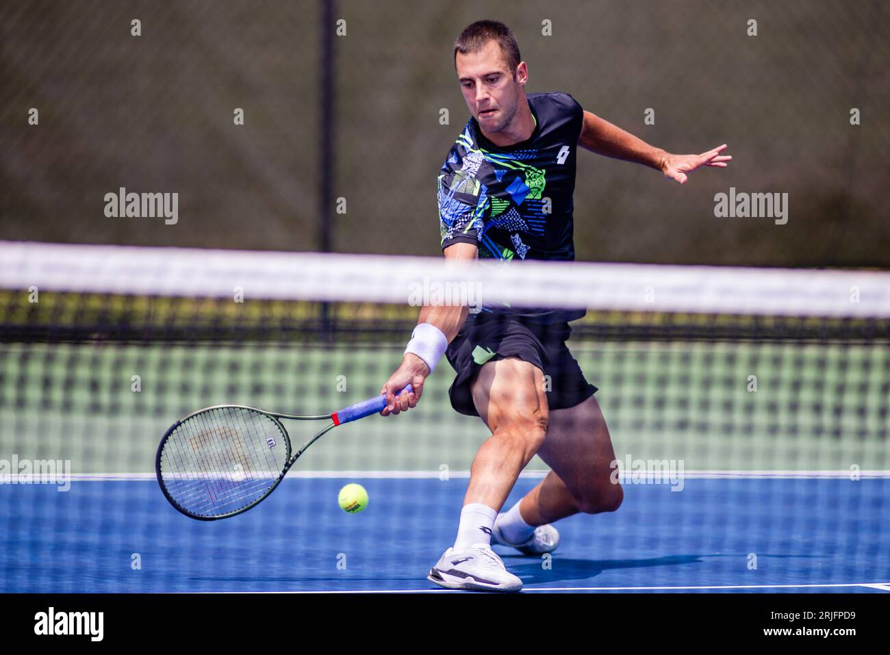 22. August 2023: Laslo Djere rutscht nach oben, um den Ball während der zweiten Runde des Winston-Salem Open 2023 im Wake Forest Tennis Complex in Wnston-Salem, NC, zurückzugeben. (Scott Kinser) Stockfoto