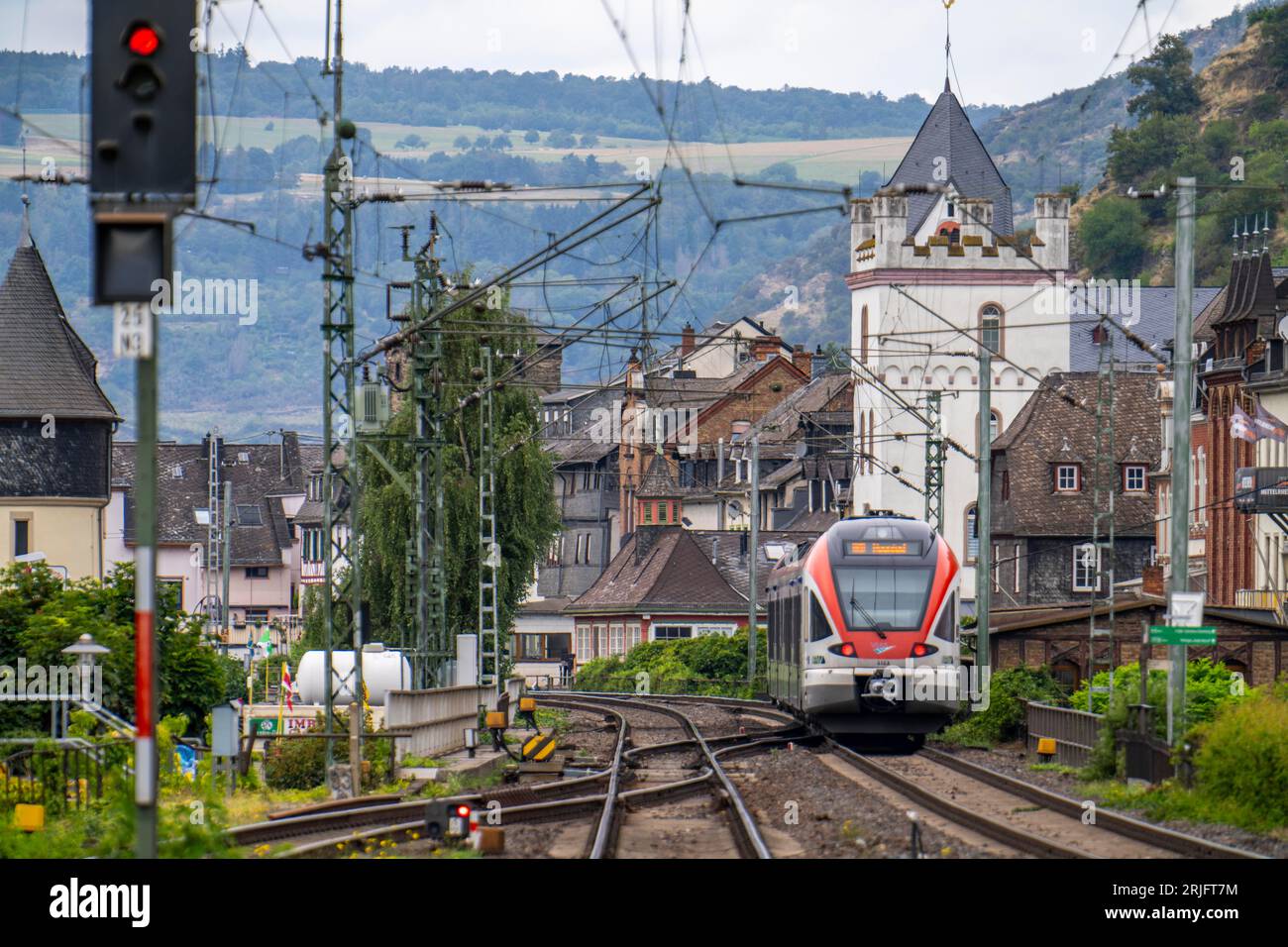 Oberes Mittelrheintal, Bahnstrecke am rechten Rheinufer, Regionalzug, Güterzugstrecke, bis zu 400 Güterzüge verkehren hier innerhalb von 24 Stockfoto