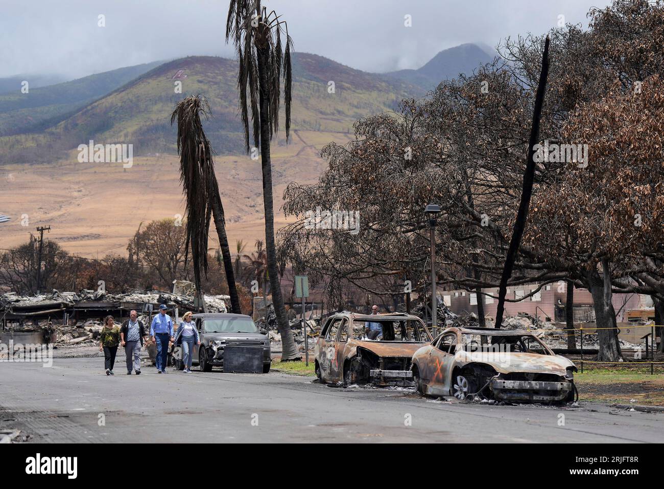 Lahaina, Vereinigte Staaten. August 2023. US-Präsident Joe Biden, 2. Rechts, First Lady Jill Biden, rechts, besichtigen die Verwüstungen nach den Waldbränden, die über West-Maui fegten, zusammen mit Gouverneur Josh Green, 2. Links, und seiner Frau Jaimie Green, links, 21. August 2023 in Lahaina, Maui, Hawaii. Quelle: Adam Schultz/White House Photo/Alamy Live News Stockfoto