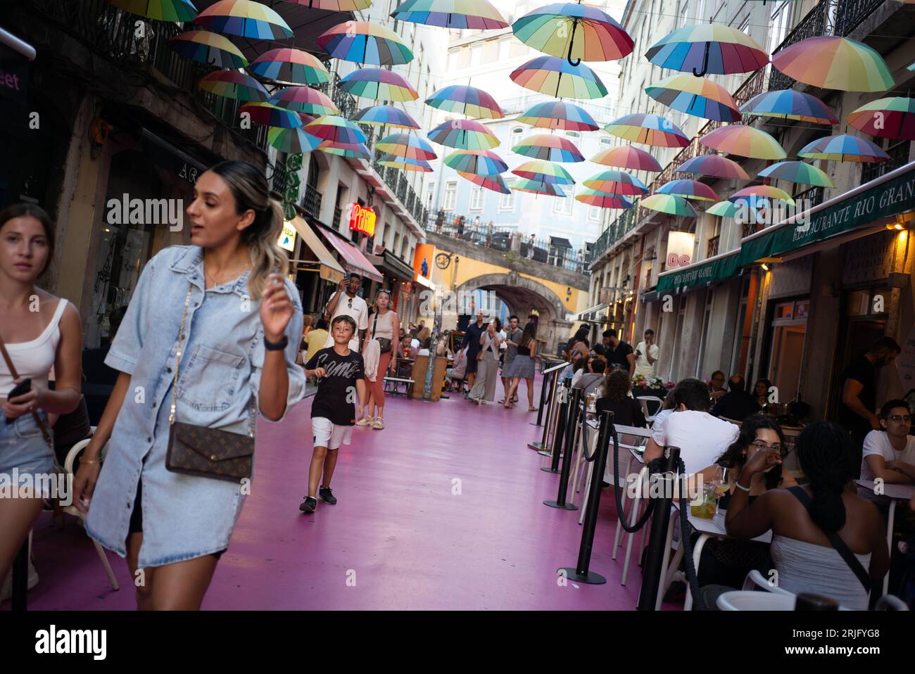 LISSABON PORTUGAL; 22.08.2023; Pink Street in Lissabon (rua Nova do Carvalho) ist eine der berühmtesten Touristenattraktionen in der portugiesischen Hauptstadt für Stockfoto