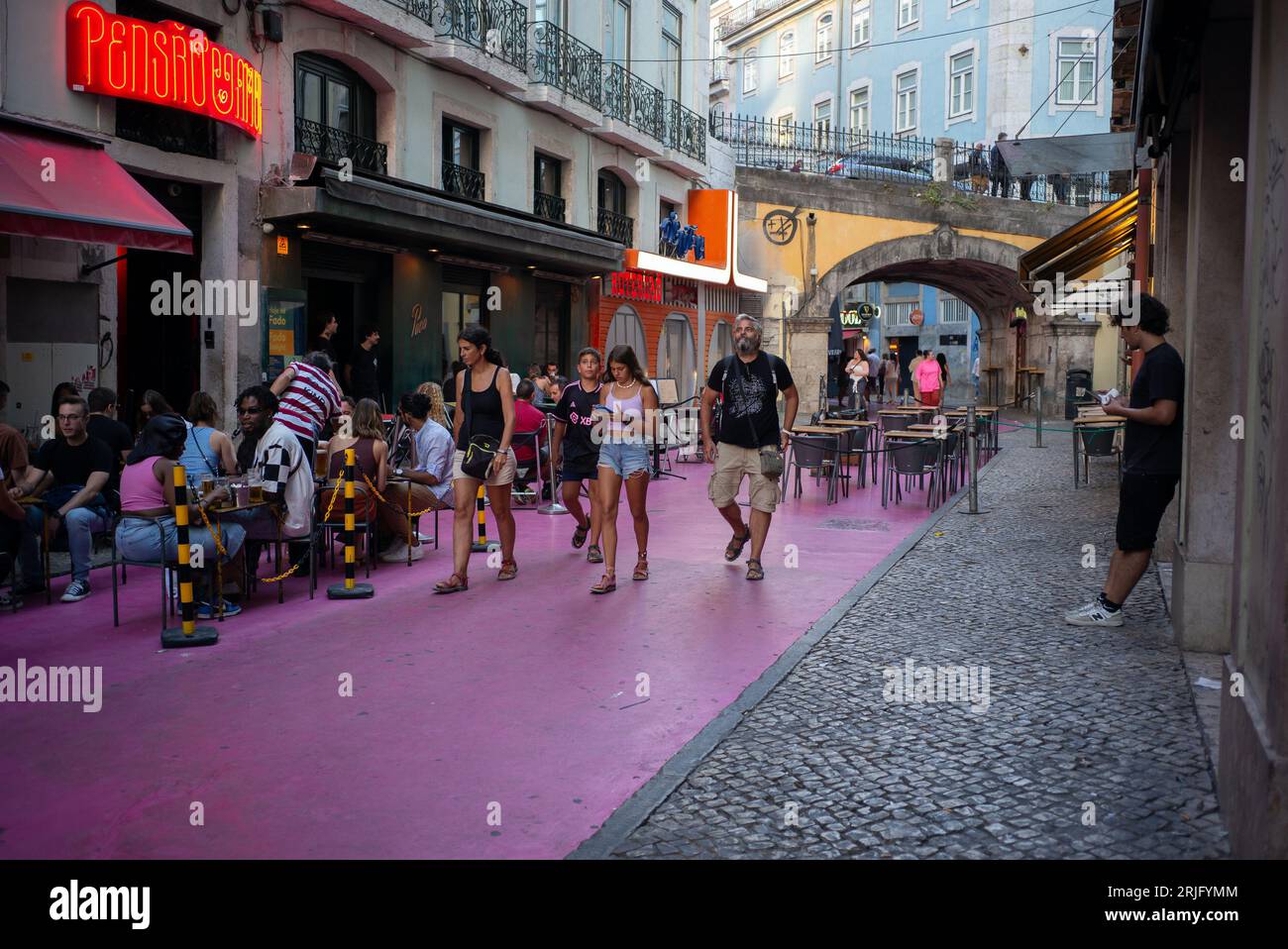 LISSABON PORTUGAL; 22.08.2023; Pink Street in Lissabon (rua Nova do Carvalho) ist eine der berühmtesten Touristenattraktionen in der portugiesischen Hauptstadt für Stockfoto