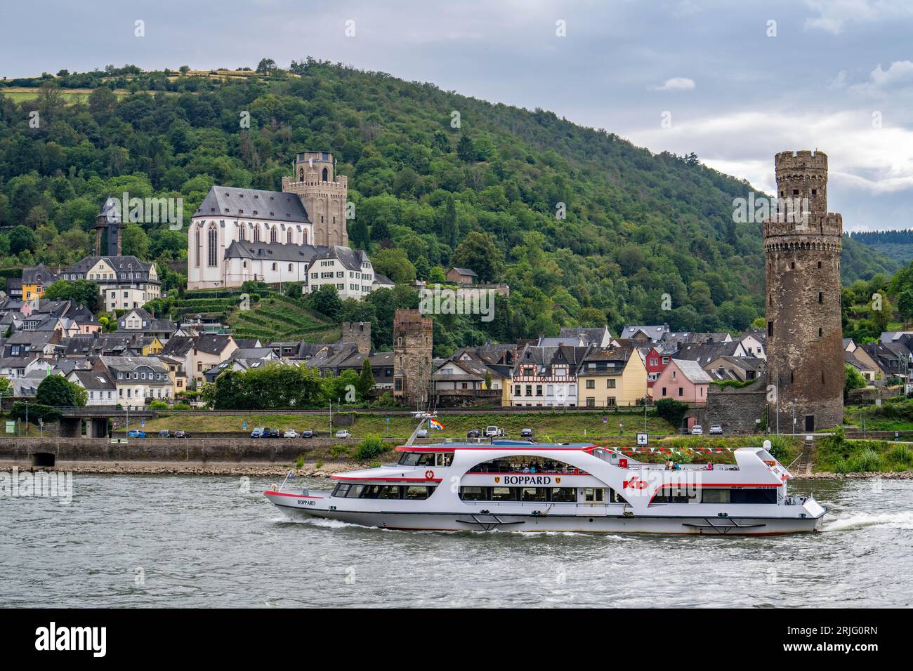 Boppard Ausflugsboot, auf dem Rhein im Oberen Mittelrheintal, im Hintergrund der Stadt Oberwesel, Rheinland-Pfalz, Deutschland Stockfoto