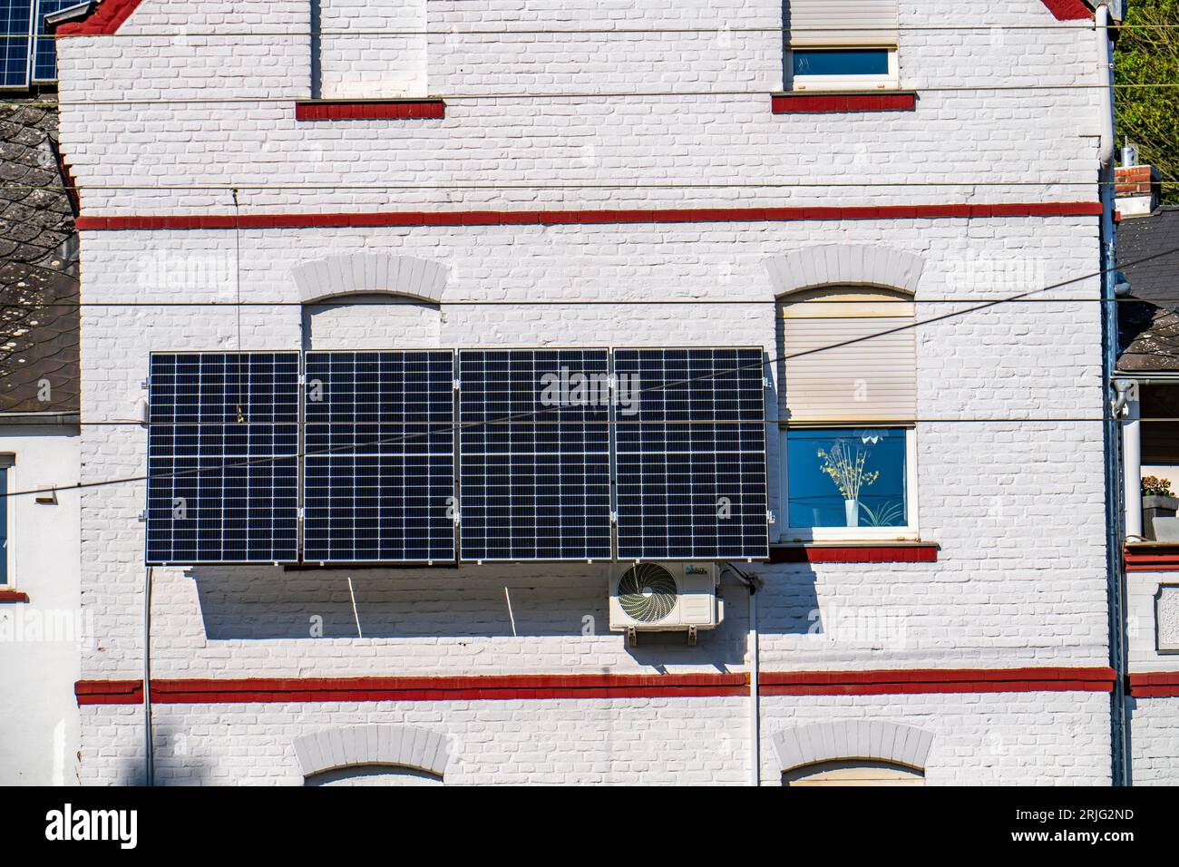 Solaranlage an der Außenwand eines Wohngebäudes, Stockfoto