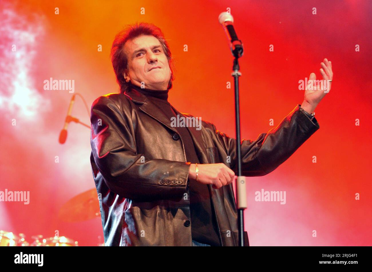 Mailand Italien 09.11.2004: Toto Cutugno, Live-Konzert auf der Piazza Duomo für die Radio Italia Musikveranstaltung Stockfoto