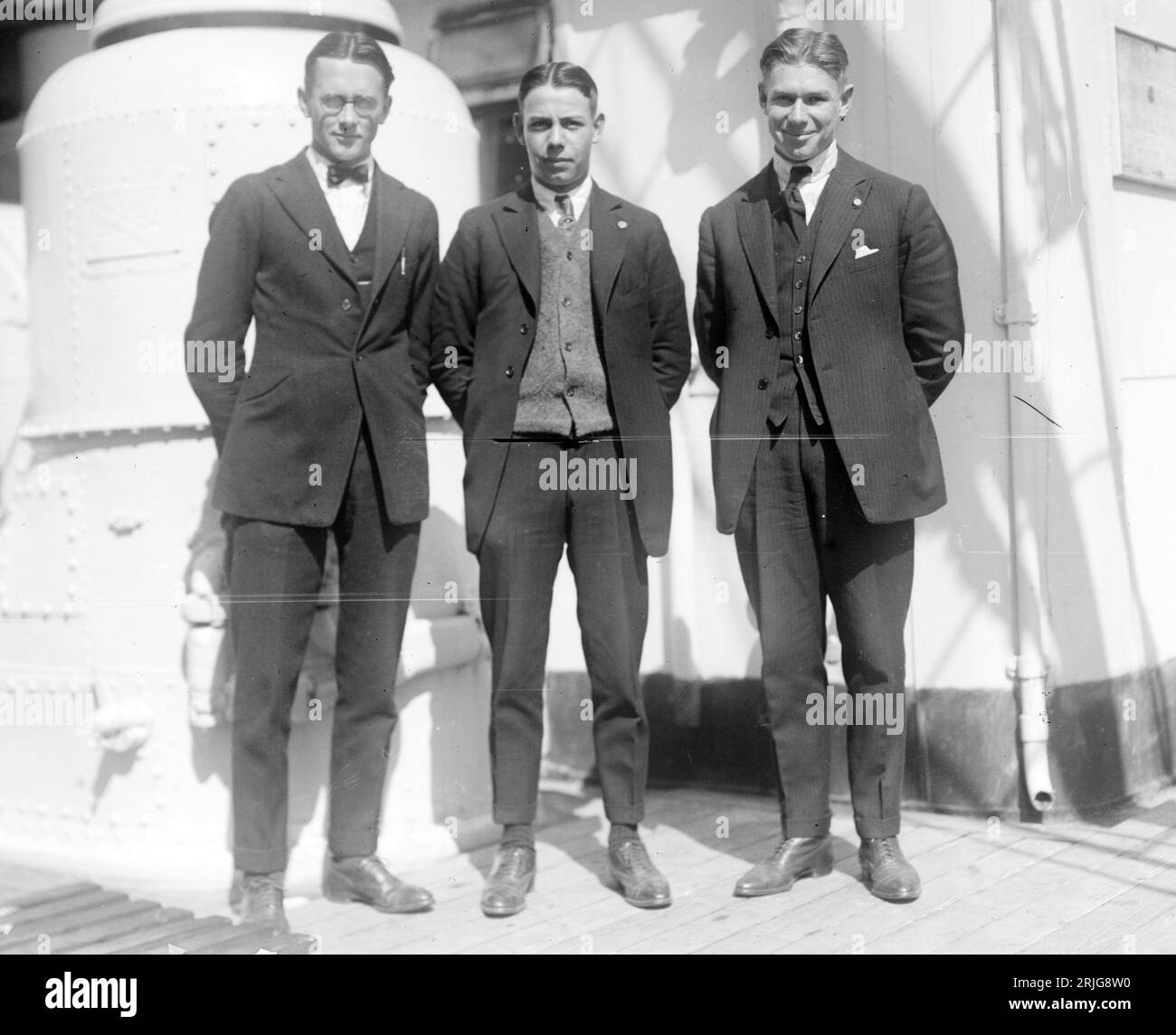 Edwin Ackerly, L.E. Kuehn, C.W. Paddock „Charles Edwin „Charley“ Ackerly (1898–1982), amerikanischer Ringer, der an den Olympischen Sommerspielen 1920 teilnahm.“ Charles Ackerly „Louis Edward „Hap“ Kuehn (1901–1981), US-amerikanischer Taucher, der an den Olympischen Sommerspielen 1920 teilnahm. Louis Kuehn „Charles „Charley“ William Paddock (1900–1943), US-amerikanischer Athlet und zweifacher Olympiasieger. Stockfoto